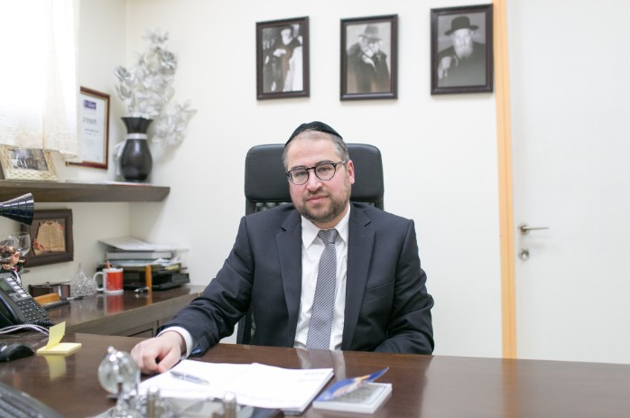 הרב בן ציון בקר, מנהל רשת של תלמודי תורה ובתי ספר לבנות