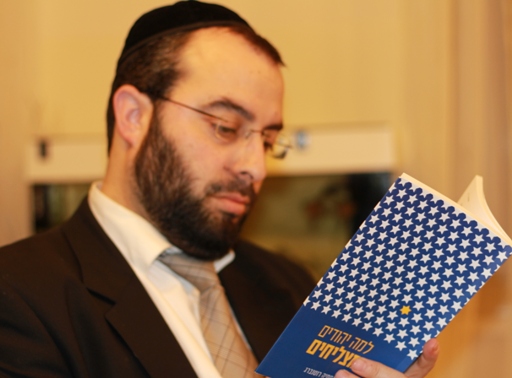 הרב נחמיה רוטנברג עם ספרו, למה יהודים מצליחים