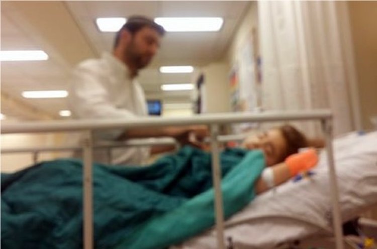הדר חנה בת אסתר, בבית החולים (צילום מסך, עמוד הפייסבוק של האם)