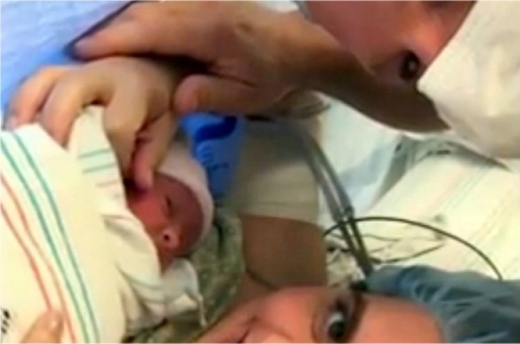 התינוקת של באומר, שנולדה בשבוע האחרון (צילום מסך יוטיוב)