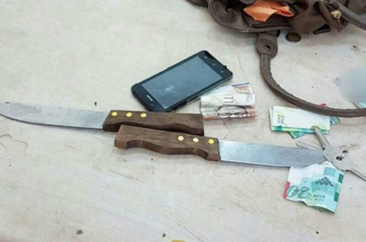 הסכינים שבהם ניסתה המחבלת לדקור (צילום: משטרת ישראל)