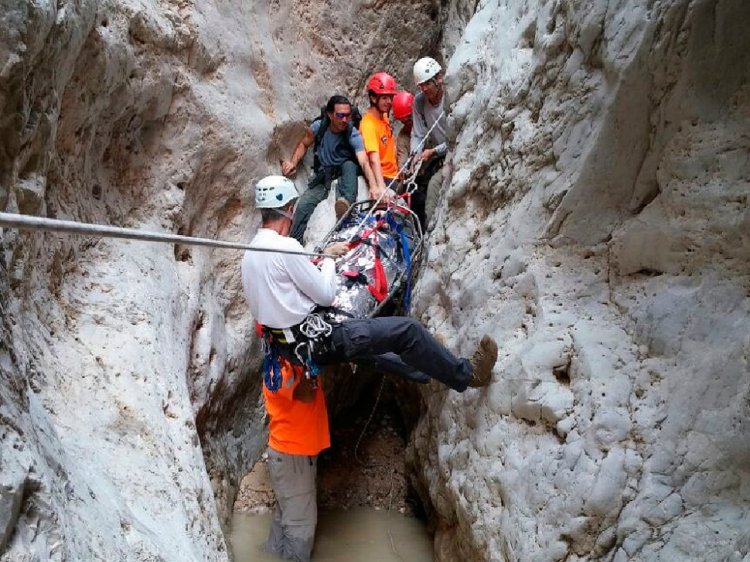 חילוץ מאזור האסון, בנחל צאלים (צילום: יחידת חילוץ מגילות ומחוז ש"י במשטרה)