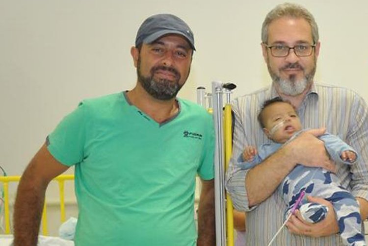 ד"ר מיכאל צ’יגרינסקי לטיפול נמרץ ילדים עם הלל יונתן ואביו (צילום: בית חולים קפלן)