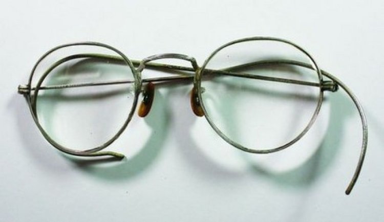 המשקפיים המוצעים למכירה (צילום: בית המכירות ירושלים של זהב)