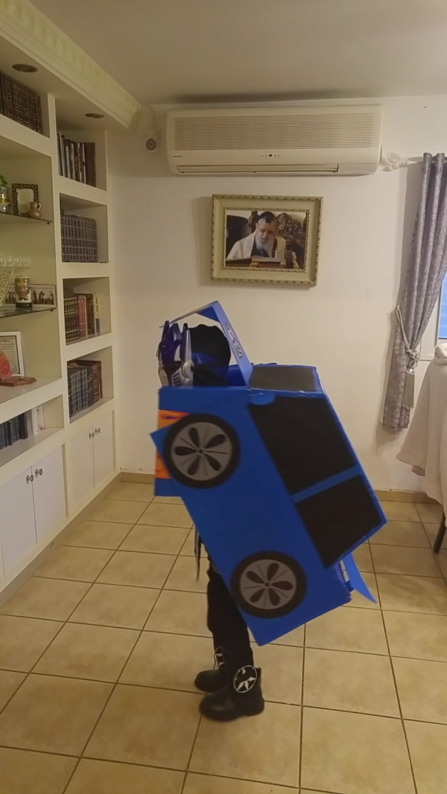 אליה אסולין בן השמונה מצפת, התחפש לרובוטריק שהופך למכונית