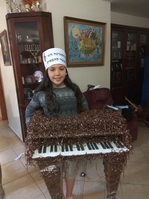 רחלי שרייבר בת 12 מפתח תקווה, התחפשה לפסנתר כנף
