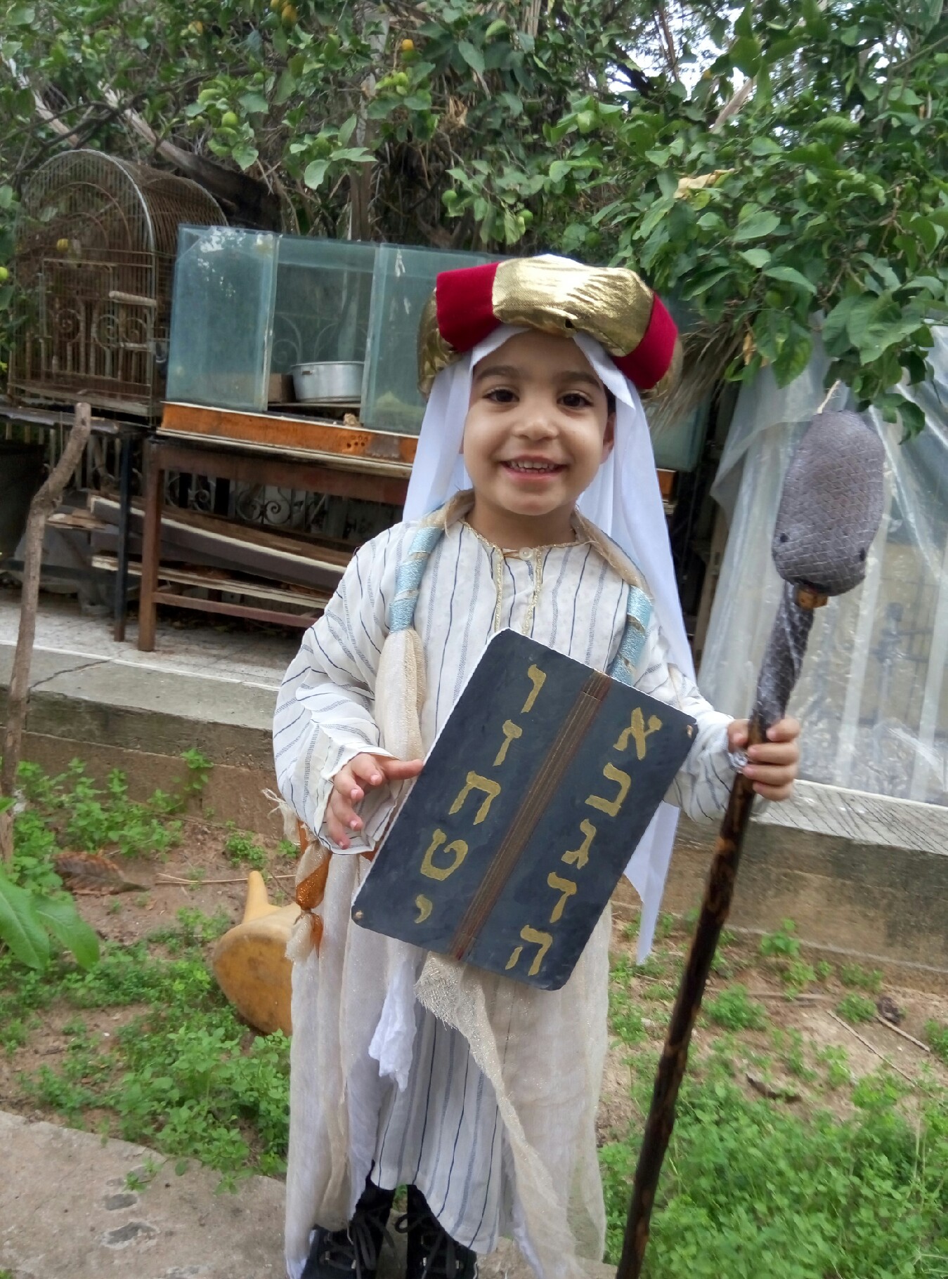 שילה עוזרי בן 3 מבית דגן, התחפש למשה רבנו