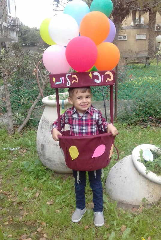 אריאל שמעון כהן בת 4, התחפש לבובת הבלונים
