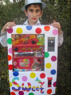 אריאל כהן בן 7 מביתר עילית, בתחפושת של מכונת ממתקים