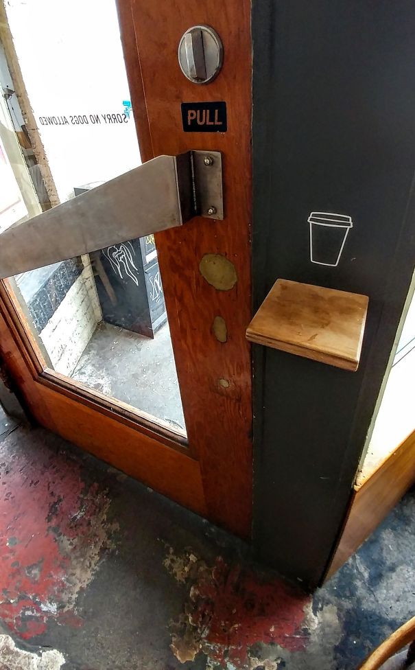 דלת כניסה עם מדפון להנחת כוסות או שאר חפצים, שיאפשרו כניסה ללא בעיות