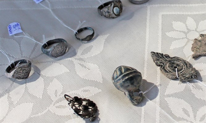 Women's jewelry found in the Crusader tower kitchen (Photo: Vered Bosidan / Israel Antiquities Authority)