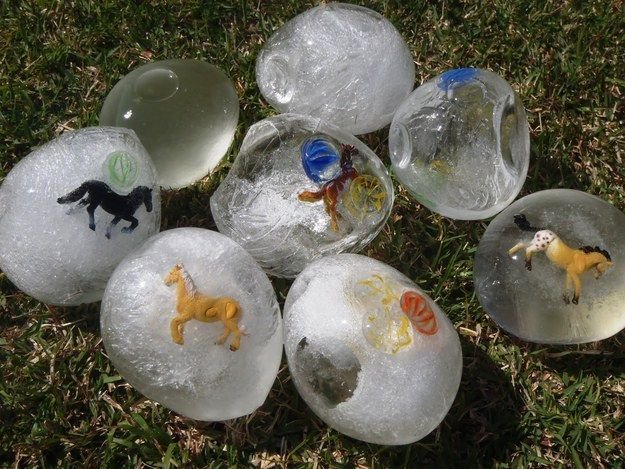 כדורי קרח עם חיות מפלסטיק - אותם תוכלו ליצור בעזרת בלוני מים קפואים