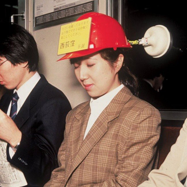כובע מיוחד לנסיעות ברכבת, שימנע מהראש 'ליפול'
