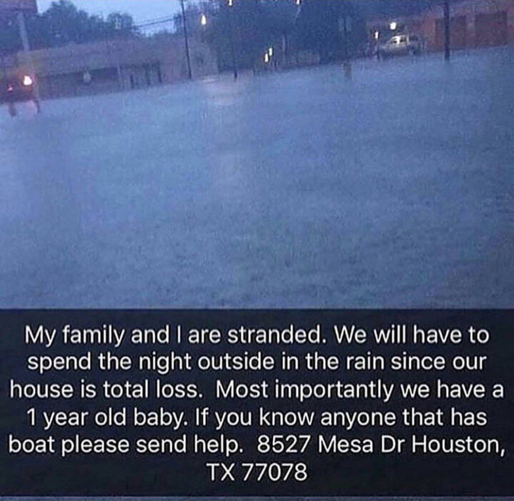 משפחה עם תינוק שתקועה בשיטפון בלי קורת גג שלחה את התמונה הזו עם בקשה לעזרה
