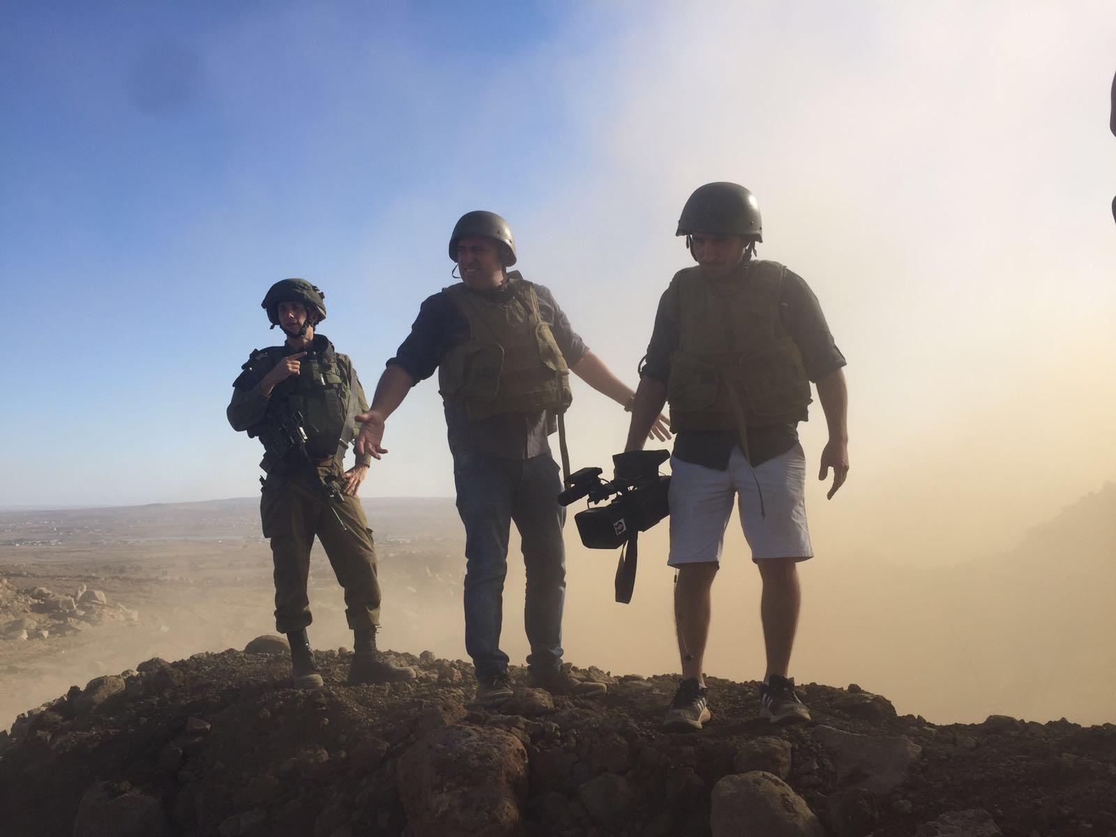 תמונה קרבית בצילומים מעבר לגבול בסוריה עם אלי לוי כתב ערוץ 10
