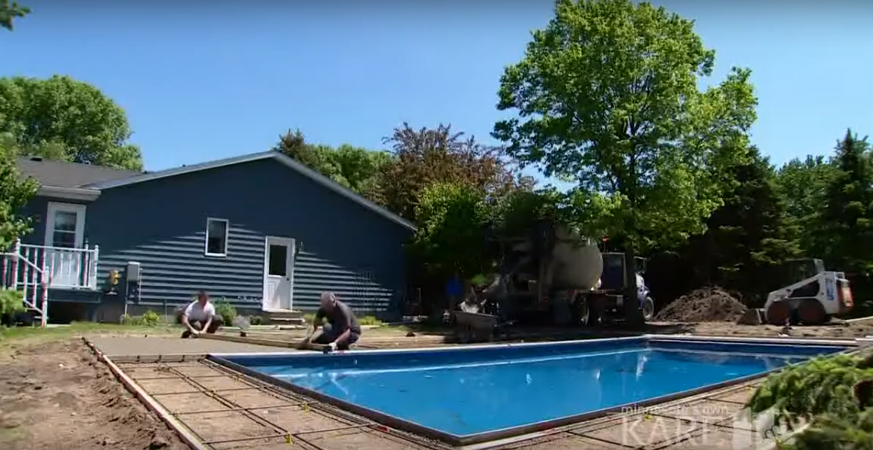 הבריכה בחצר ביתו של דייוידסון