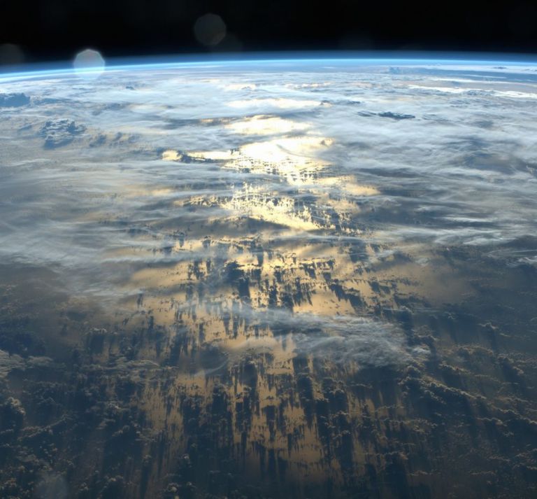 ממעוף הציפור: עקבות צללים של עננים המופזרות על פני כדור הארץ לאורך קילומטרים