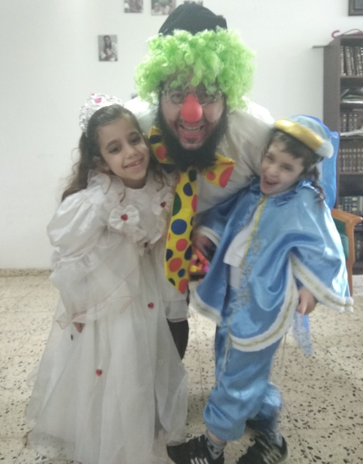 אבא,אור אמונה, ואלרועי פלד מקרית מלאכי,. אור אמונה התחפשה למלכת אהבת ישראל , אלרועי למרדכי היהודי ואבא לליצן עובד השם יש לו כיפה על הפאה, ובגדים של בן של מלך