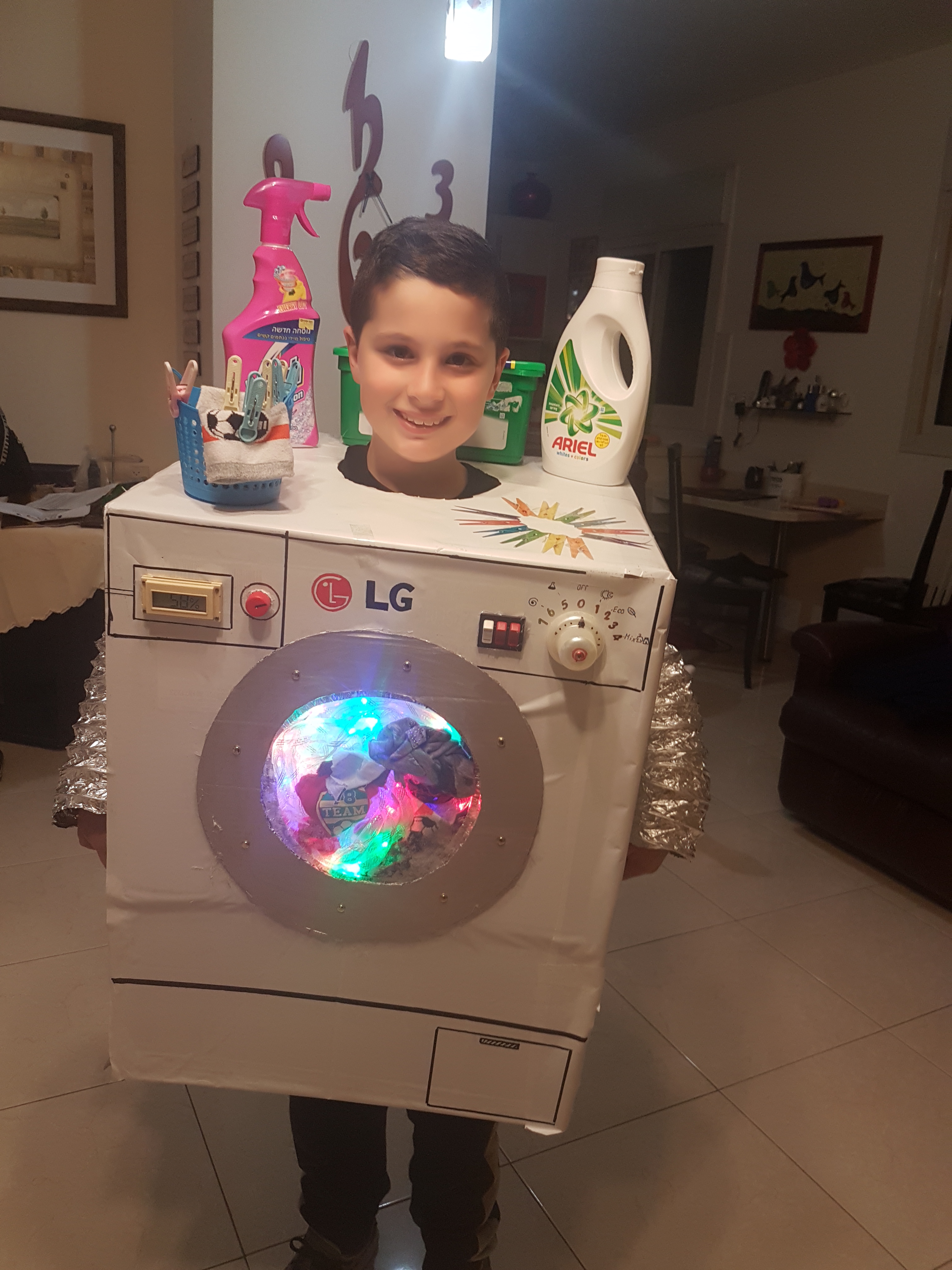 אורי תמיר בן 9.5 מחיפה, התחפש למכונת כביסה. הוא הגה את הרעיון, הכין ונערך לחומרים ממוחזרים ויצר תחפושת מדהימה ומקורית
