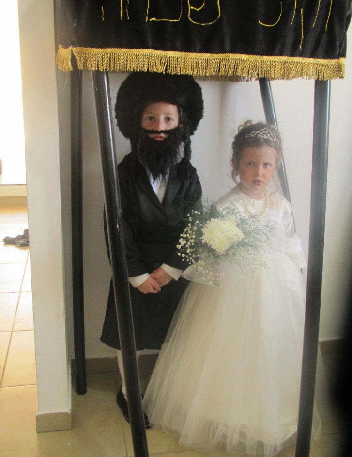 מוישי ויהודית מביתר עלית התחפשו לחתן וכלה