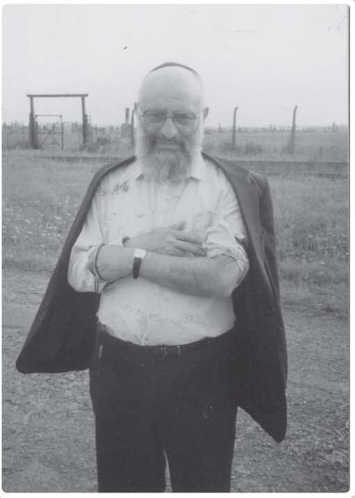אבי בשערי אושוויץ - מראה את המספר שעל ידו