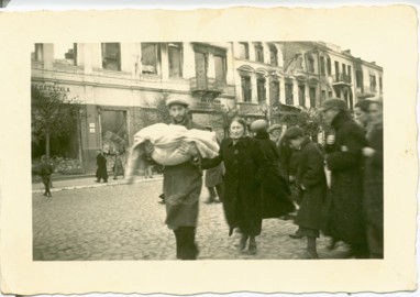 הלווית ילד יהודי- מקום לא ידוע, משפחת הילד היא שהתארגנה ולקחה את בנם בידיים לקבורה. תמונה זו היא משנת 1941.