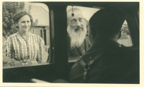 צילום מתוך מכונית של יהודים – החייל יושב ברכב ועובר בכפר יהודים, מסתקרן ומצלם את היהודים החולפים על פניו