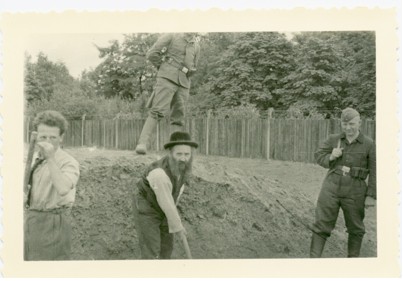 עבודות כפייה בקראקוב – רואים את אותם אנשים כשחיילים גרמנים מפקחים על עבודות הכפייה