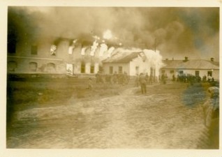 שריפת בית הכנסת בעיירה החסידית קוצק – בתמונה משנת 1941 רואים את בית הכנסת היהודי עולה בלהבות