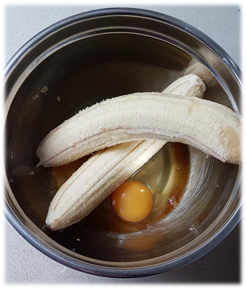 שלב 1 מועכים בננות עם ביצים ותמצית וניל
