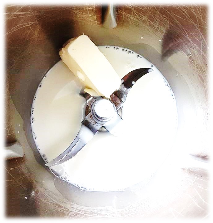 שלב 1 ממיסים 50 גרם חמאה לשלושת רבעי כוס חלב