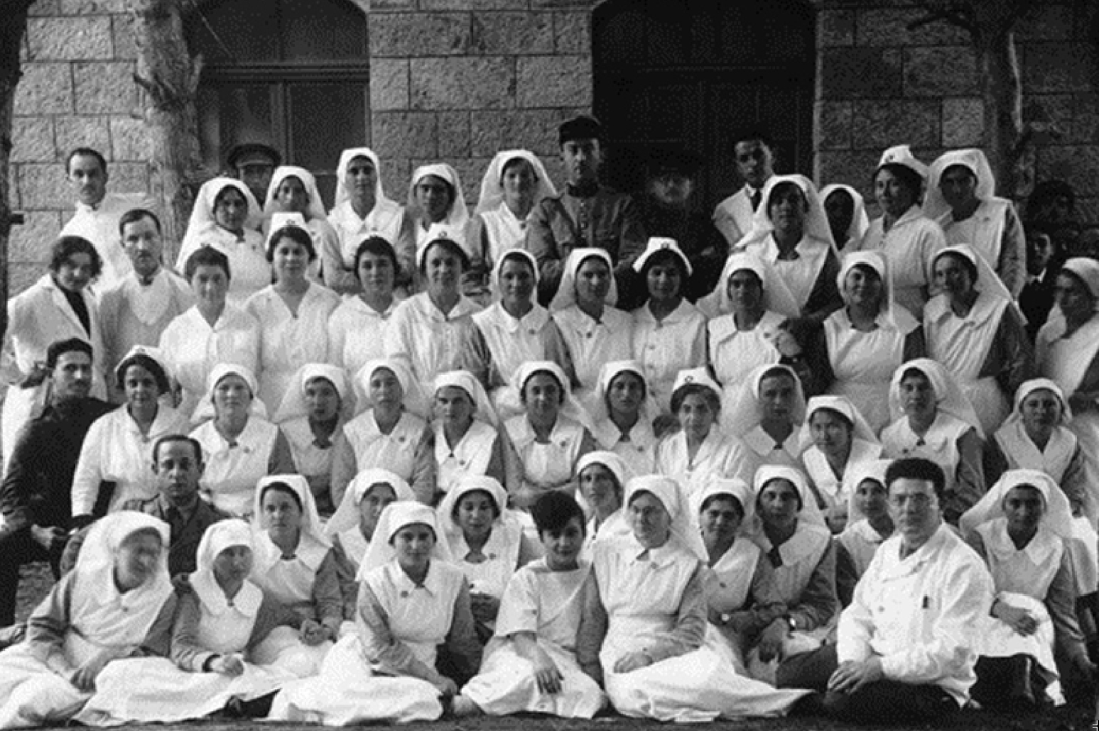 פתיחת המחזור הראשון של ביה''ס לאחיות בביה'' ח הדסה בצפת 2.1.1919 (צילום: באדיבות ארכיון הדסה ניו יורק והמרכז הרפואי זיו בצפת)