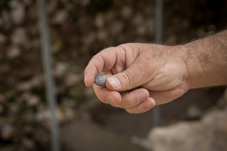 חותם האבן עם השם אכר בן מתניהו (צילום: הדס פרוש, פלאש 90)