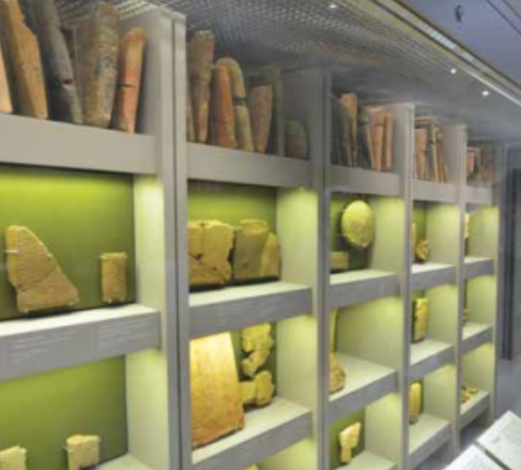 חלק מזערי מספרייתו הענקית של המלך אשורבניפל, ששכנה בנינוה. כיום נמצאת במוזיאון הבריטי (ChameleonsEye / Shutterstock.com)