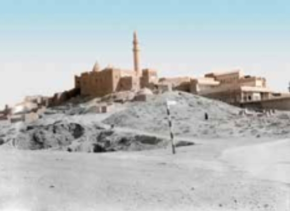 מבנה בנינוה העתיקה, המחוזק במסורת המוסלמית כמקום קברו של יונה הנביא. צילום מראשית המאה העשרים