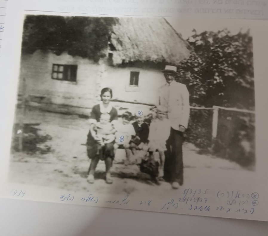 ערב פרוץ המלחמה משפחת סנדק ב- 1939 ברקע הבית שאביה בנה באוסובה (צילום: אלבום פרטי)