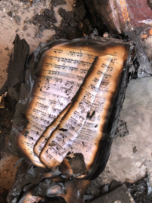 סידור בבית הכנסת בבני עי"ש לאחר ההצתה (צילום: דוברות המשטרה)