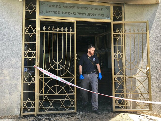 זירת ההצתה בבית הכנסת בבני עי"ש (צילום: דוברות המשטרה)