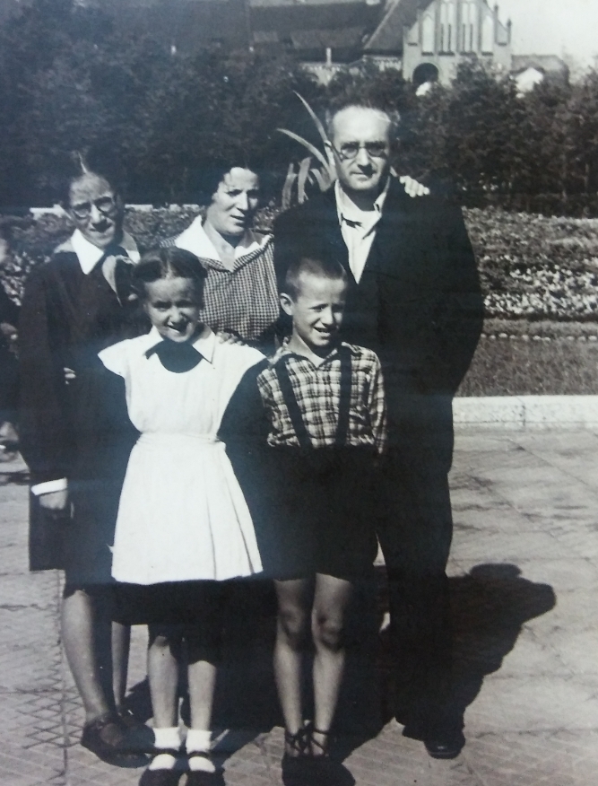 הרב עם משפחתו בגיל 10