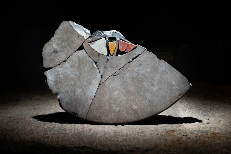 שבר שולחן משובץ באבנים צבעוניות (צילום: קובי הראתי, עיר דוד)