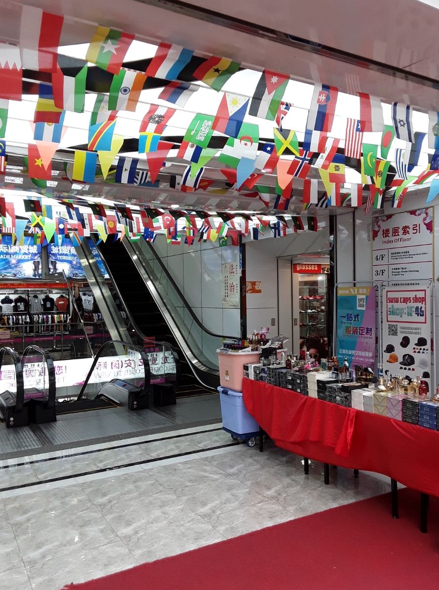 מרכז קניות אפריקאי, עם הרבה סחורה שמעניינת תיירים אפריקאים ומיועדת להם. בכניסה לקניון תלויים דגלי ארצות לקישוט, וגם דגל ישראל מופיע ביניהם...