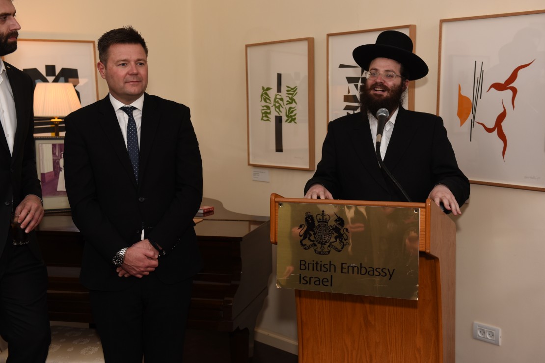 הרב יוסף קמינר מציג את המכלול בבית שגריר בריטניה בישראל (צילום נחשון פיליפסון) 