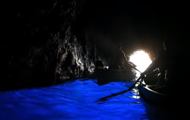 הכניסה למערה הכחולה באיטליה (צילום מסך)