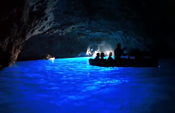 קבוצות תיירים בתוך המערה הכחולה (צילום מסך)