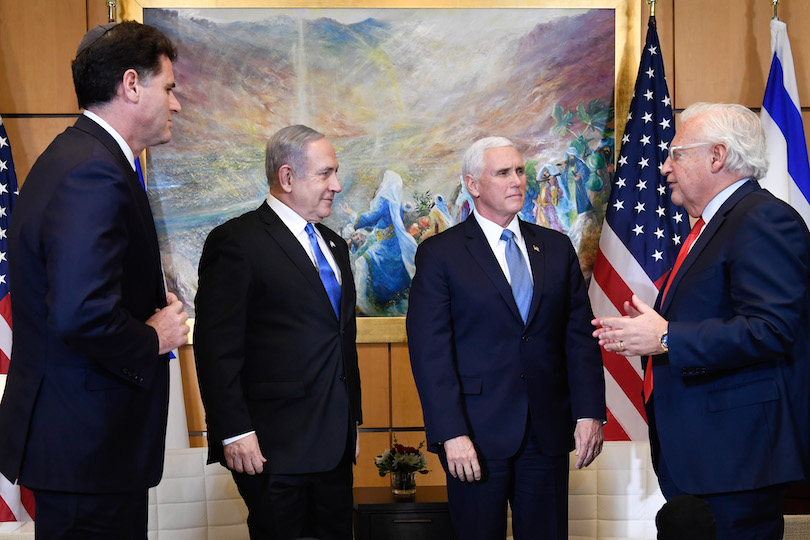 סגן הנשיא פנס, לצד נתניהו, דרמר ופרידמן, מודיע על הזמנת הבית הלבן, ביום חמישי (צילום: מתי שטרן, שגרירות ארה''ב בירושלים)
