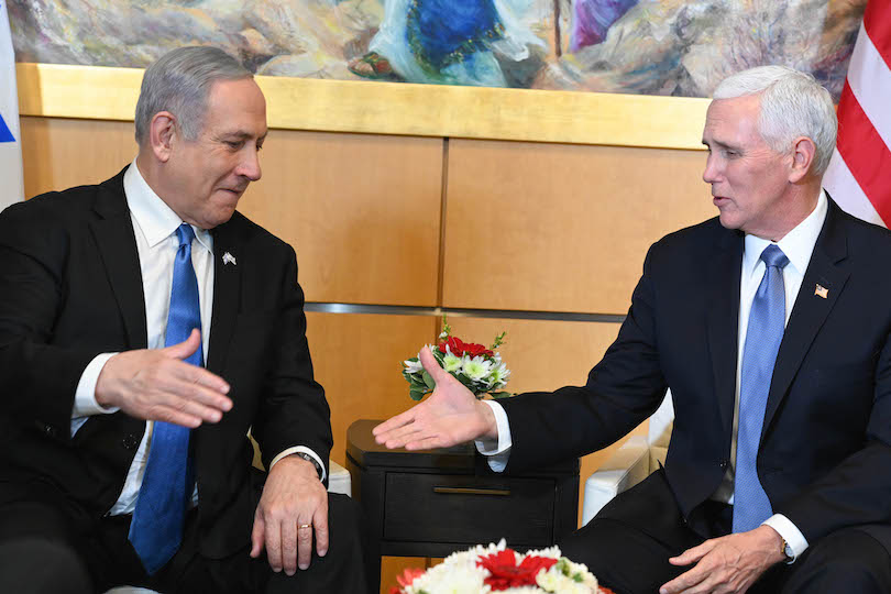 נתניהו וסגן הנשיא פנס ביום חמישי (צילום: מתי שטרן, שגרירות ארה''ב בירושלים)