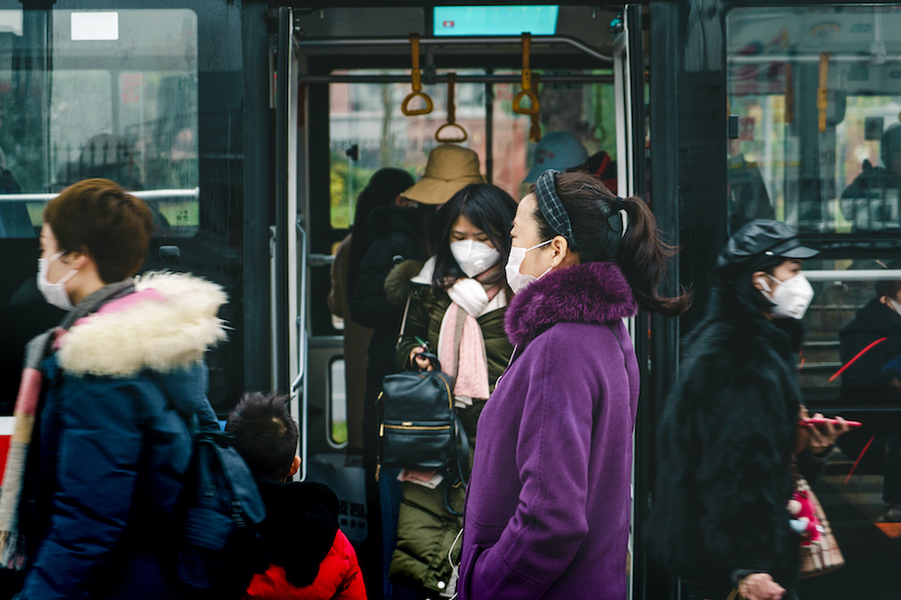 אזרחי סין עם מסכות ואמצעי זהירות (צילום: שאטרסטוק)