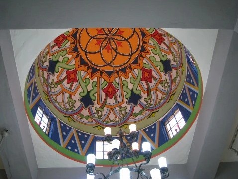 אומנות מרשימה מזכוכית בתקרת בית הכנסת. צילום: אושרי ויצמן