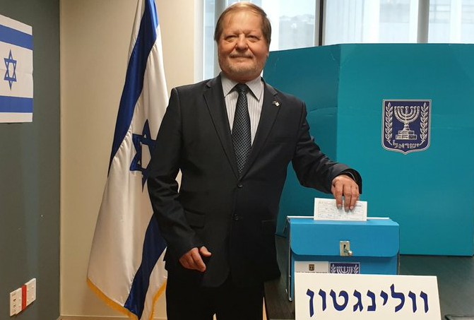 שגריר ישראל בניו זילנד, יצחק גרברג, מצביע (צילום: דוברות משרד החוץ))