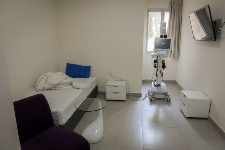 חדר במתחם הבידוד בבית החולים שיבא (צילום: אבשלום שושני, פלאש 90)